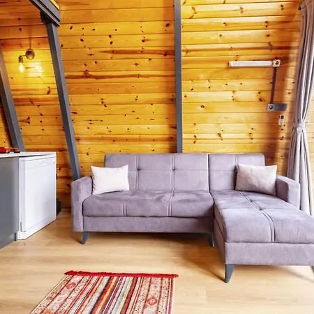 Casa vacanze Enchanting Bungalow With Backyard In